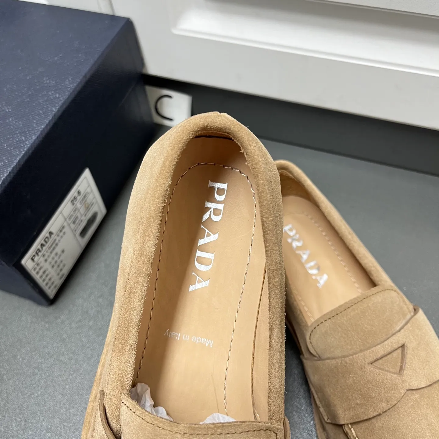 💰840 Prada men’s new suede leather loafers. Made of flocked cow second-layer leather, they combine classic design with handmade details, blending sophistication with casual comfort. Hot-stamped logo on the outside, topstitched seams on the skirt, 1.5cm white rubber sole with leather welt, dyed calfskin lining, silver-labeled cowhide feet, simple and elegant style, comes with a full set of original packaging dust bag! C leather shoe size: 39/40/41/42/43/44 Brown Welcome to order